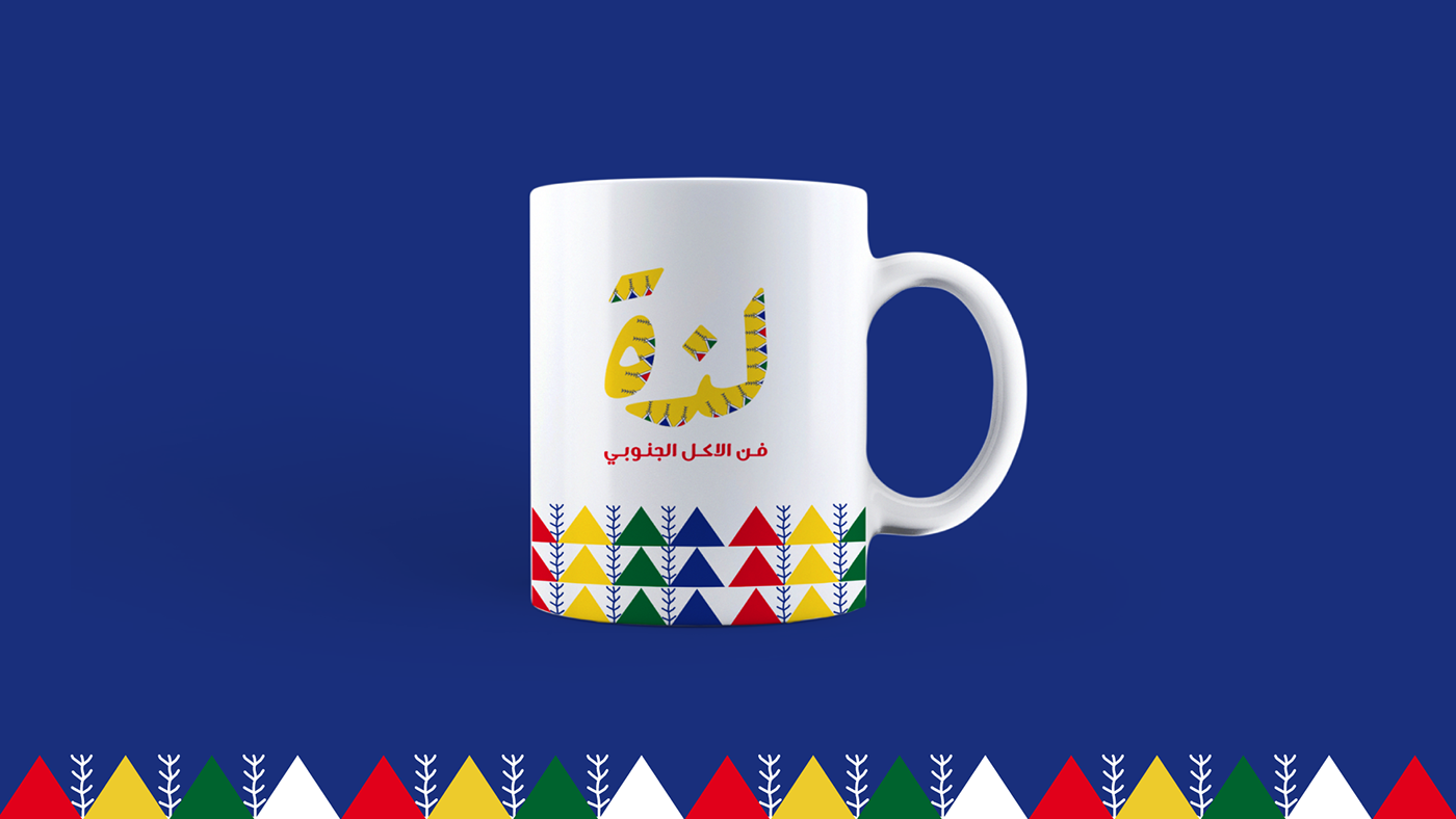 أكواب بشعار وهوية المطعم