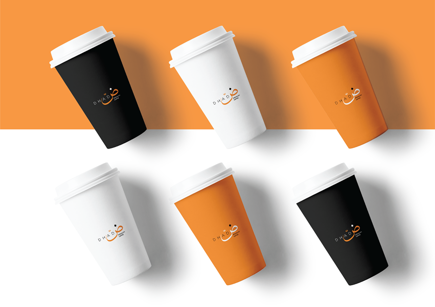 أكواب لتقديم القهوة بهوية العلامة التجارية